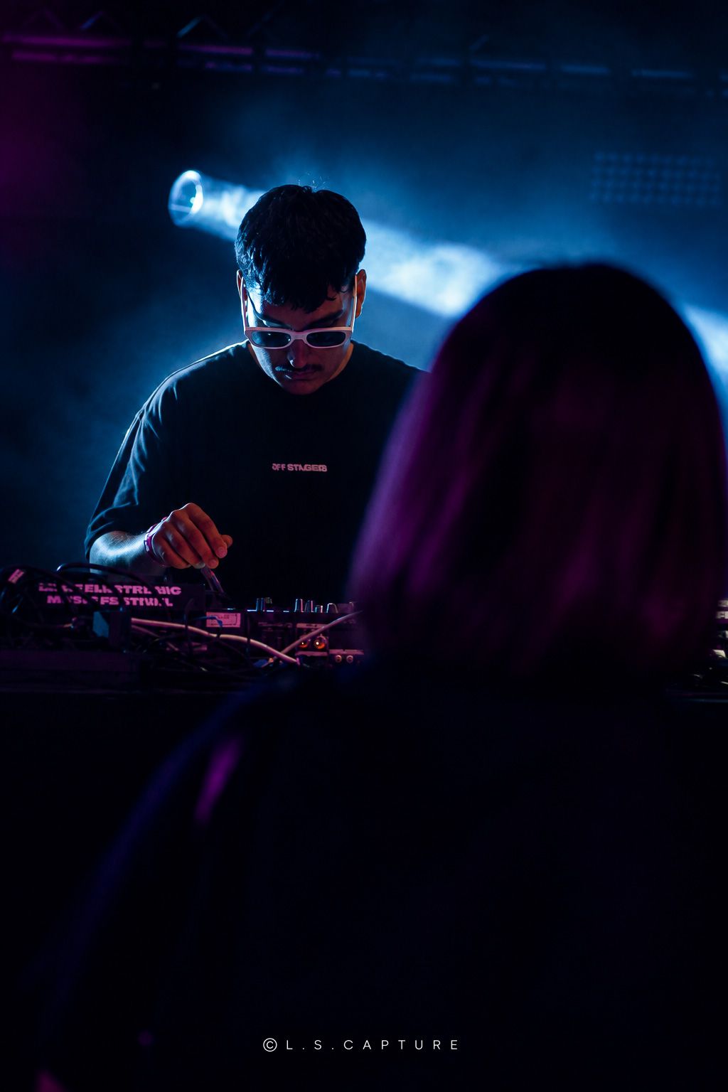 DJ en plein set sur la scène d'un festival à Liège en Belgique