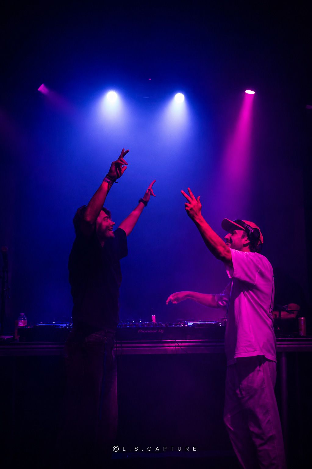 DJ en plein set sur la scène d'un festival à Liège en Belgique
