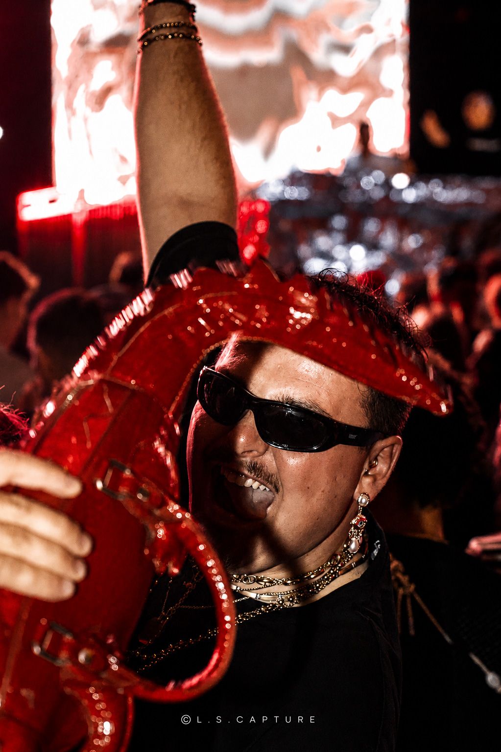 Homme qui regarde un artiste lors d'une fête, kermesse, festival en Wallonie en Belgique