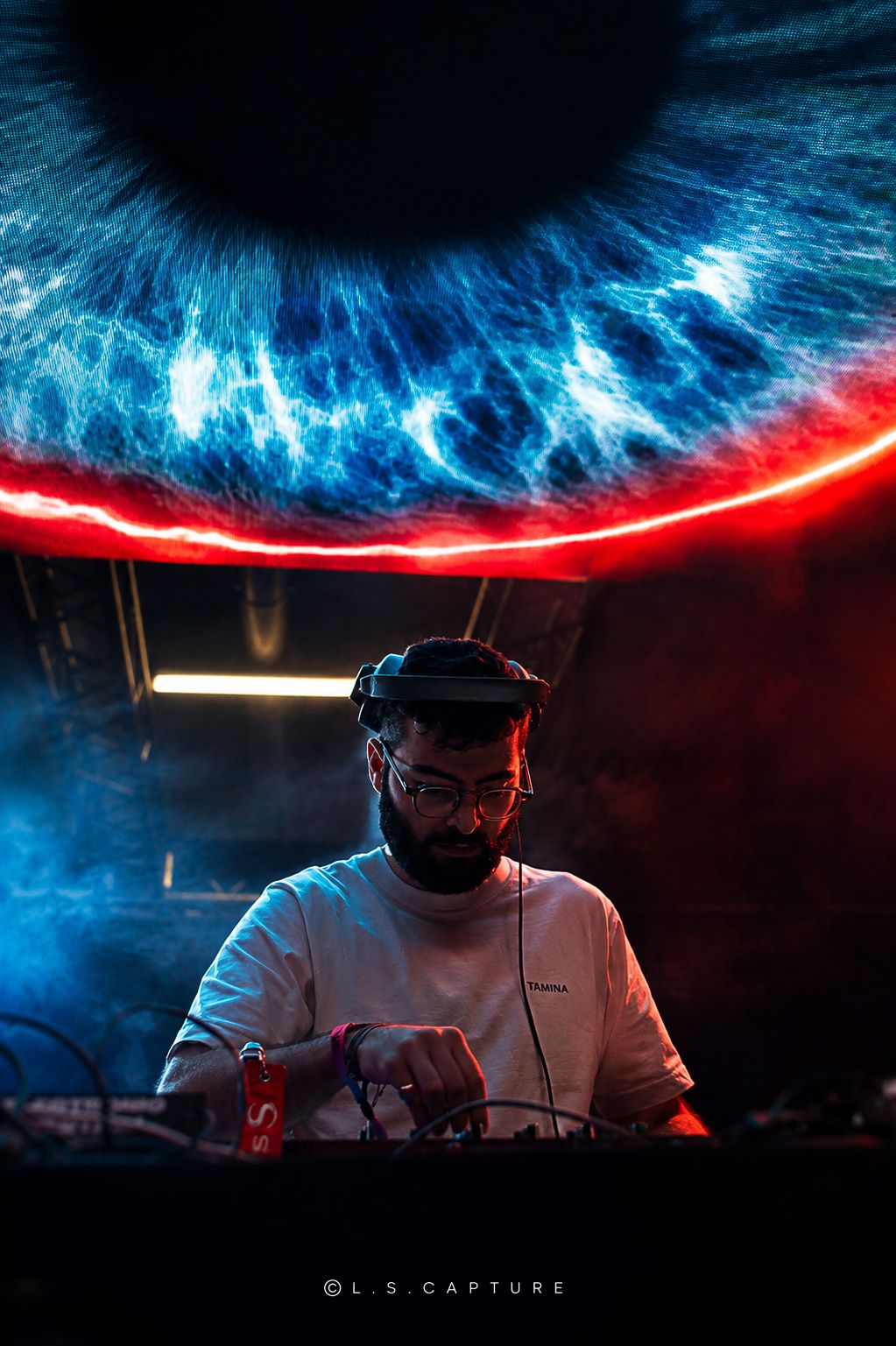 DJ en plein set sur la scène d'un festival à Liège en Belgique