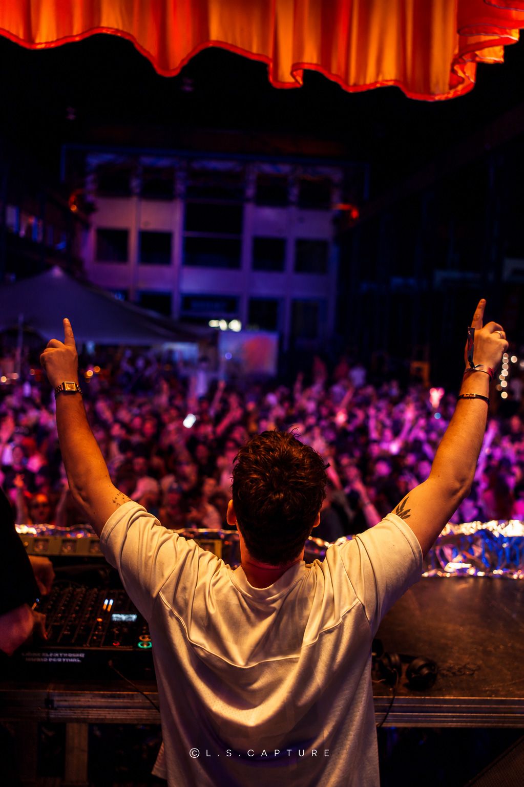 DJ en plein set sur la scène d'un festival à Liège en Belgique