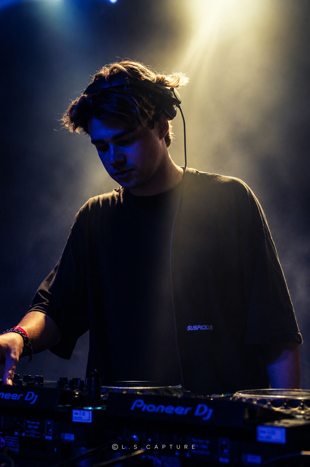 DJ en plein set sur la scène d'un festival à Liège en Belgique