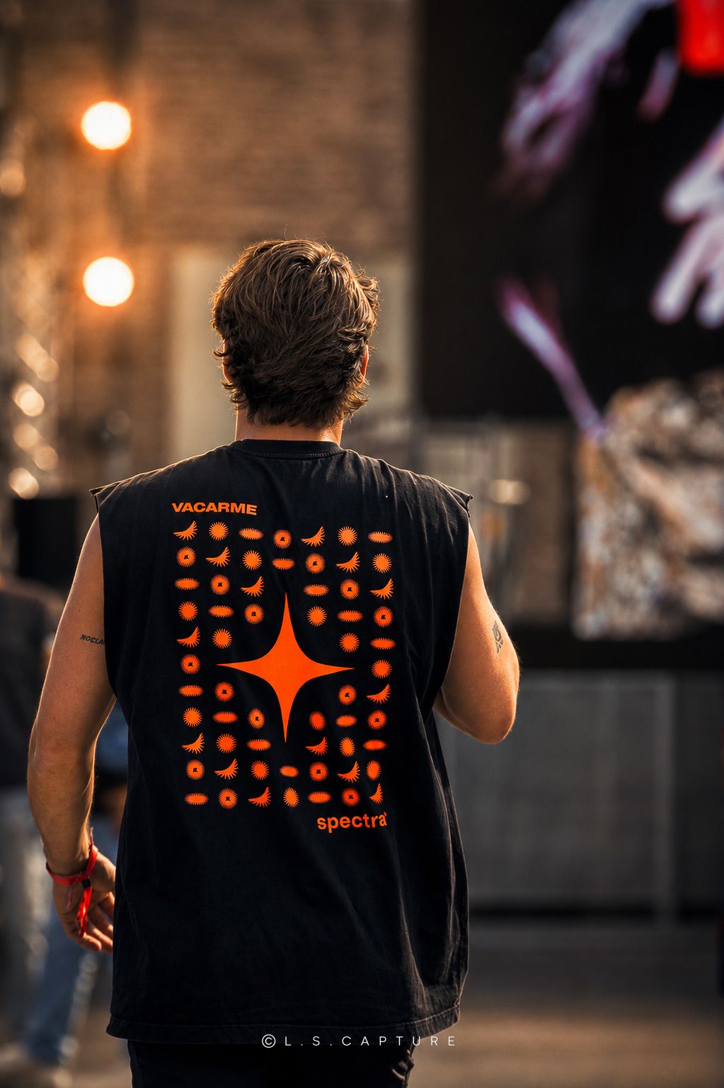 Homme marchant devant la scène dun festival à Liège en Belgique