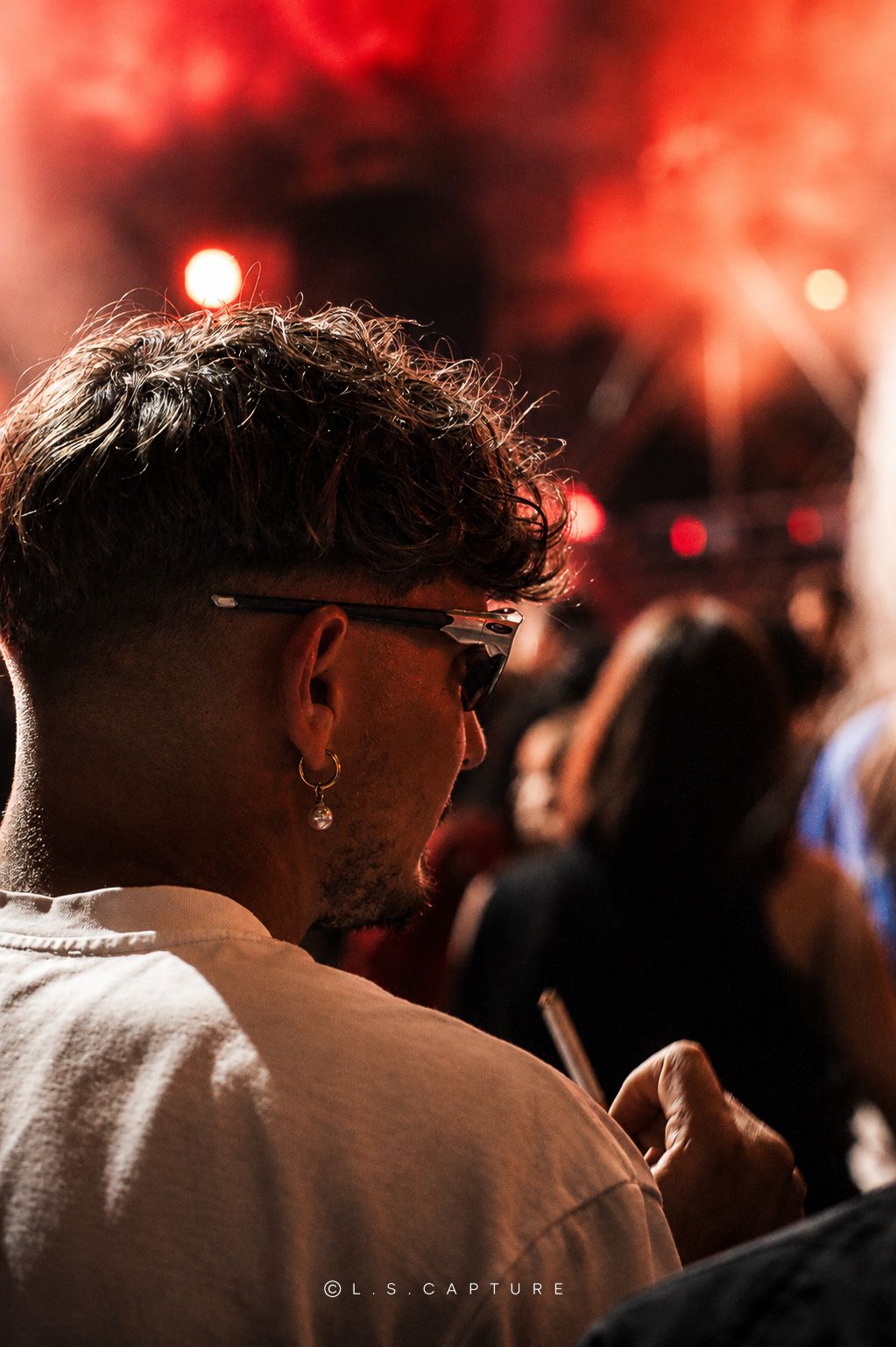 Homme qui regarde un artiste lors d'une fête, kermesse, festival en Wallonie en Belgique