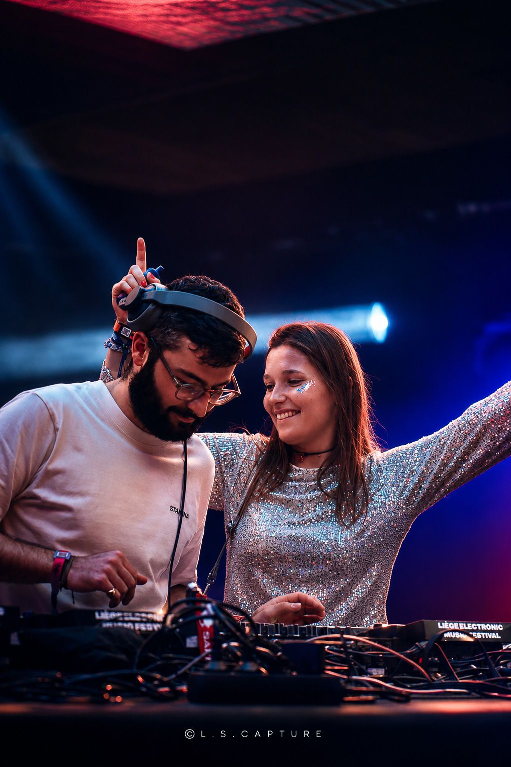 DJ en plein set sur la scène d'un festival à Liège en Belgique