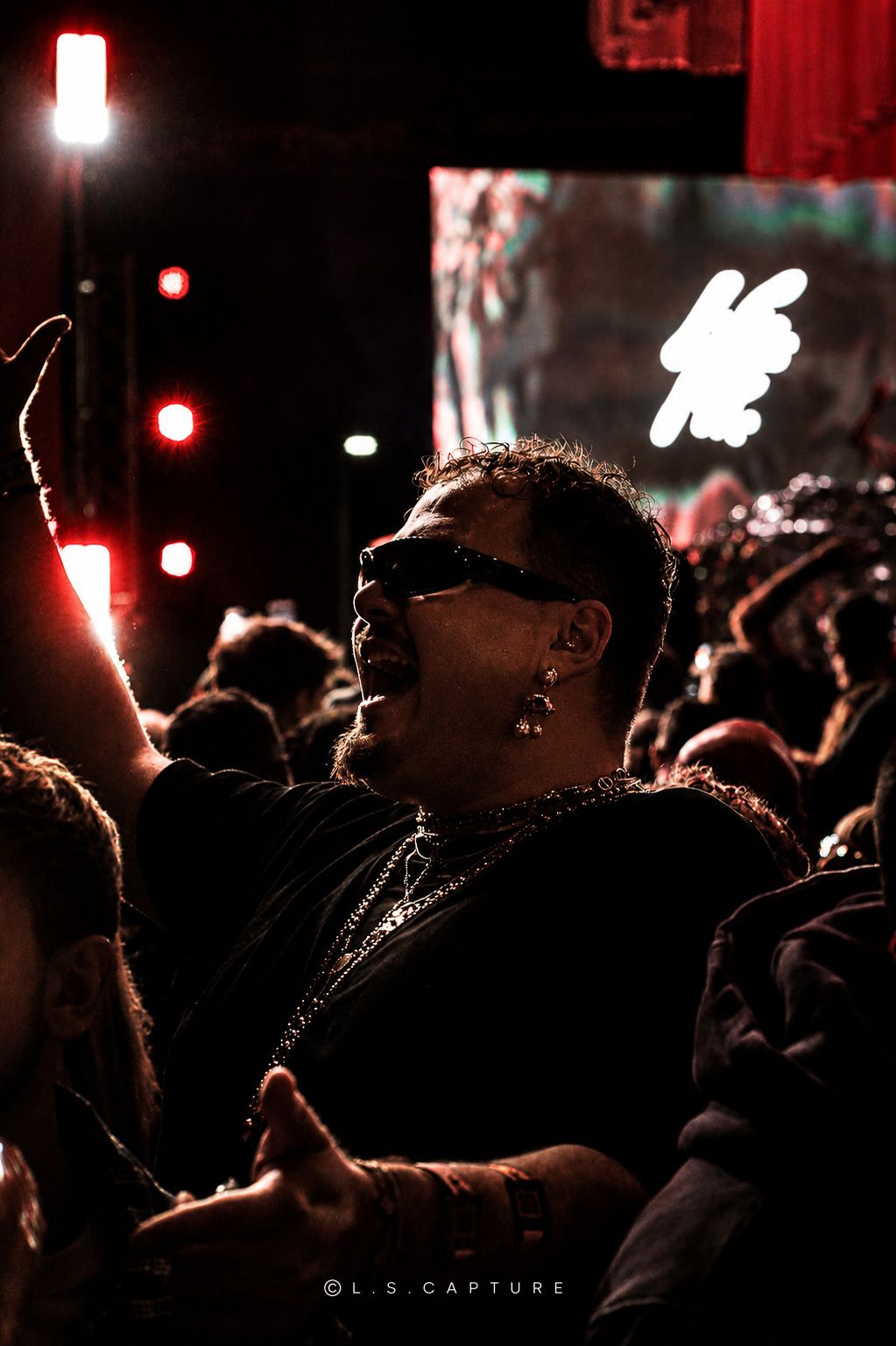 Hommes en festival électronique à Liège en Belgique