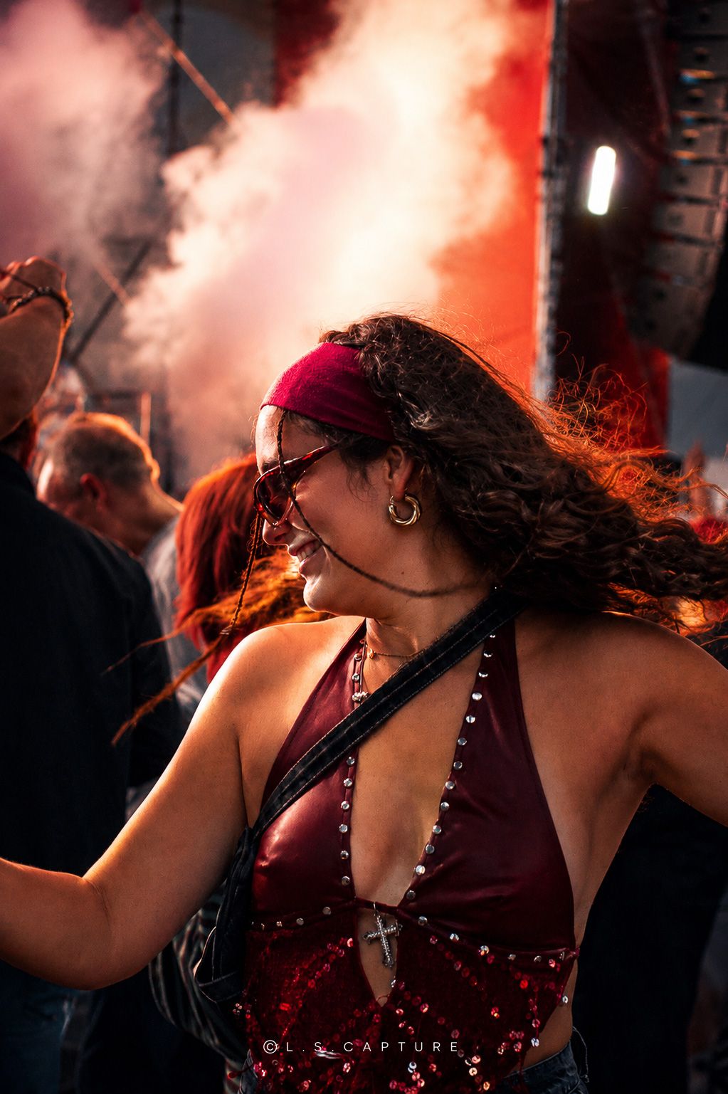 Femme qui s'amuse lors d'un concert, d'une kermesse, d'un festival à Liège en Belgique