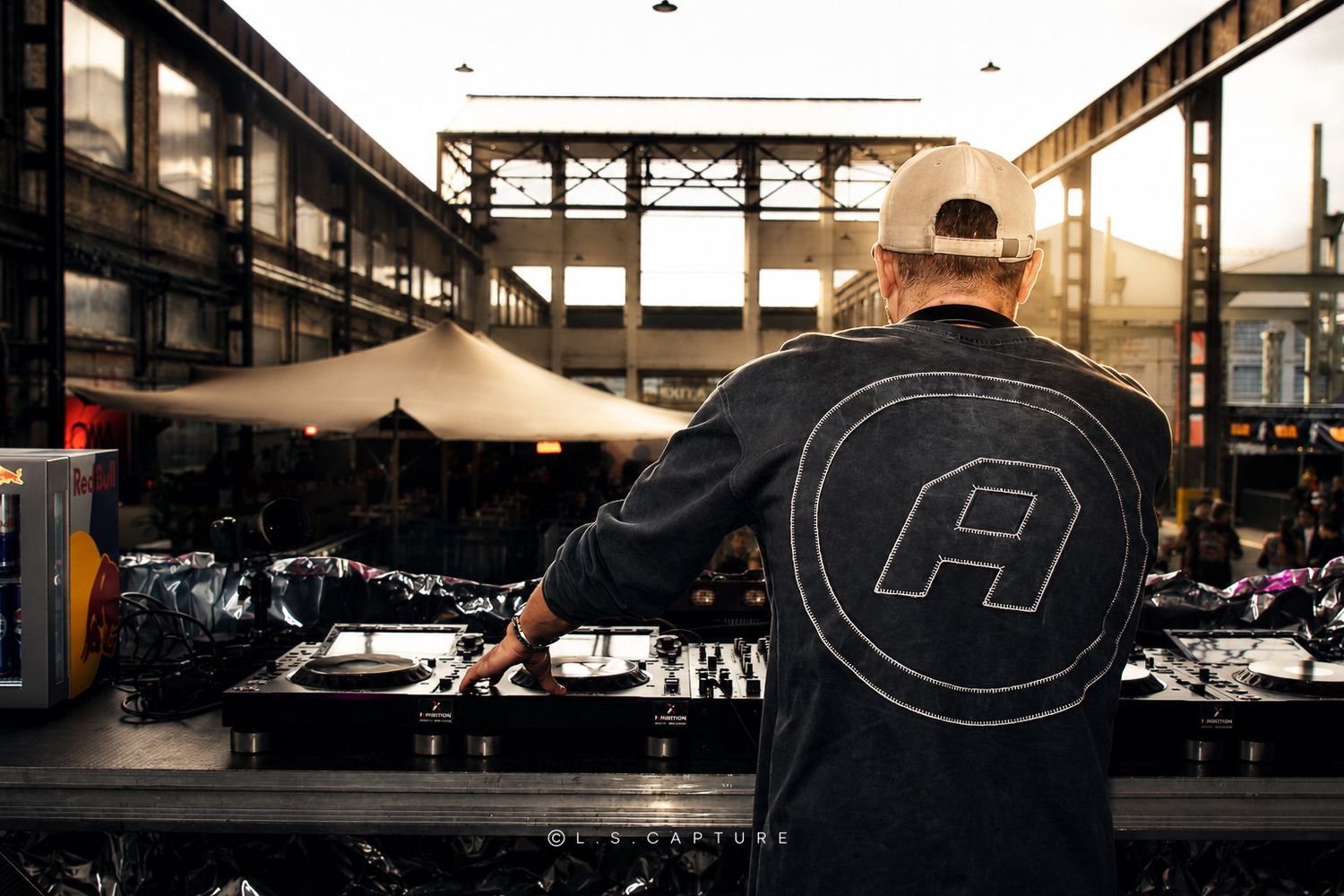 DJ en plein set sur la scène d'un festival à Liège en Belgique