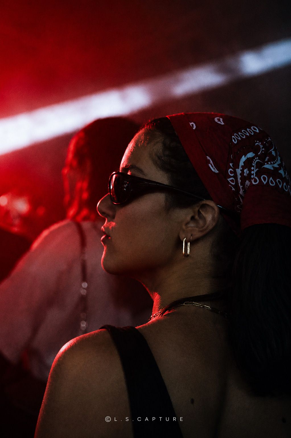 Portrait femme dans la foule d'un festival à Liège en Belgique