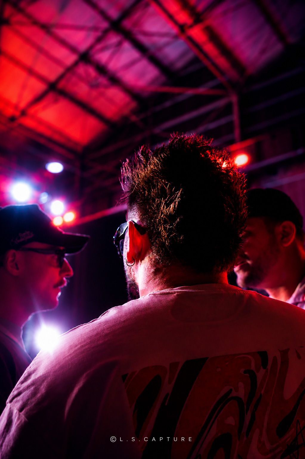 Homme qui regarde un artiste lors d'une fête, kermesse, festival en Wallonie en Belgique