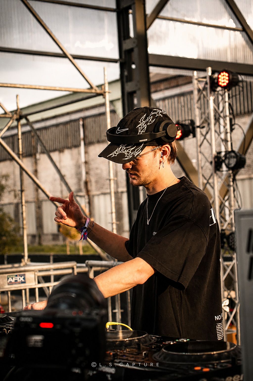 Homme qui regarde un artiste lors d'une fête, kermesse, festival en Wallonie en Belgique
