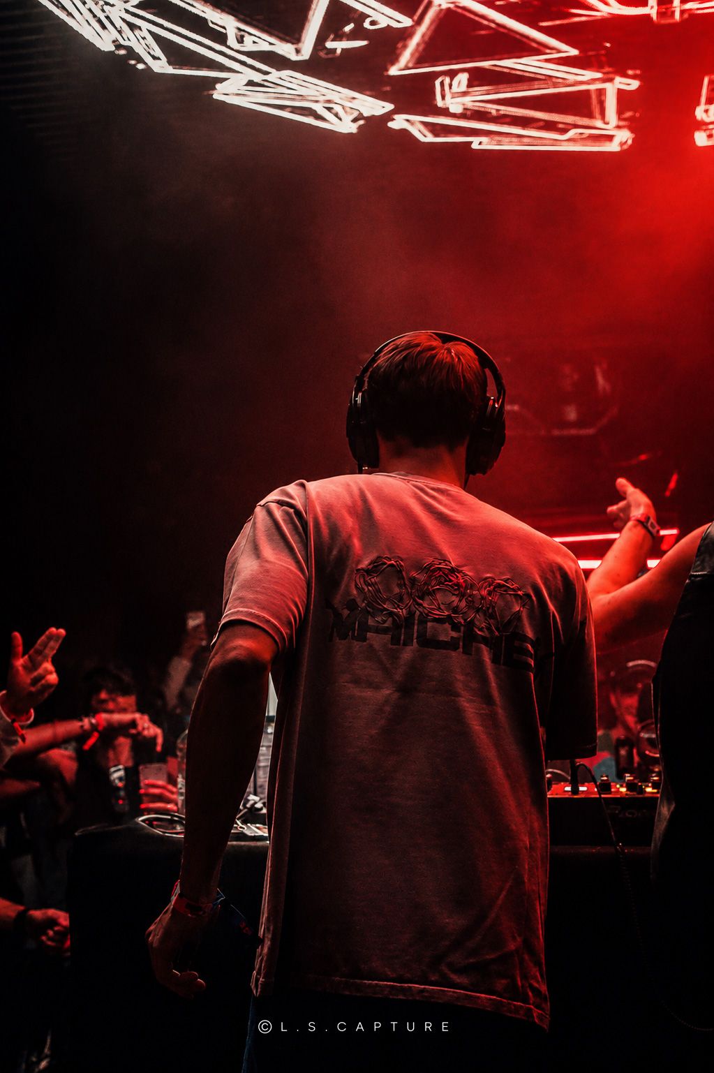 DJ en plein set sur la scène d'un festival à Liège en Belgique