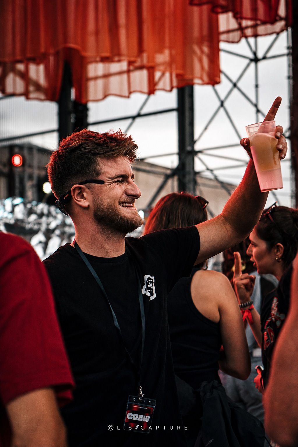 Homme qui regarde un artiste lors d'une fête, kermesse, festival en Wallonie en Belgique