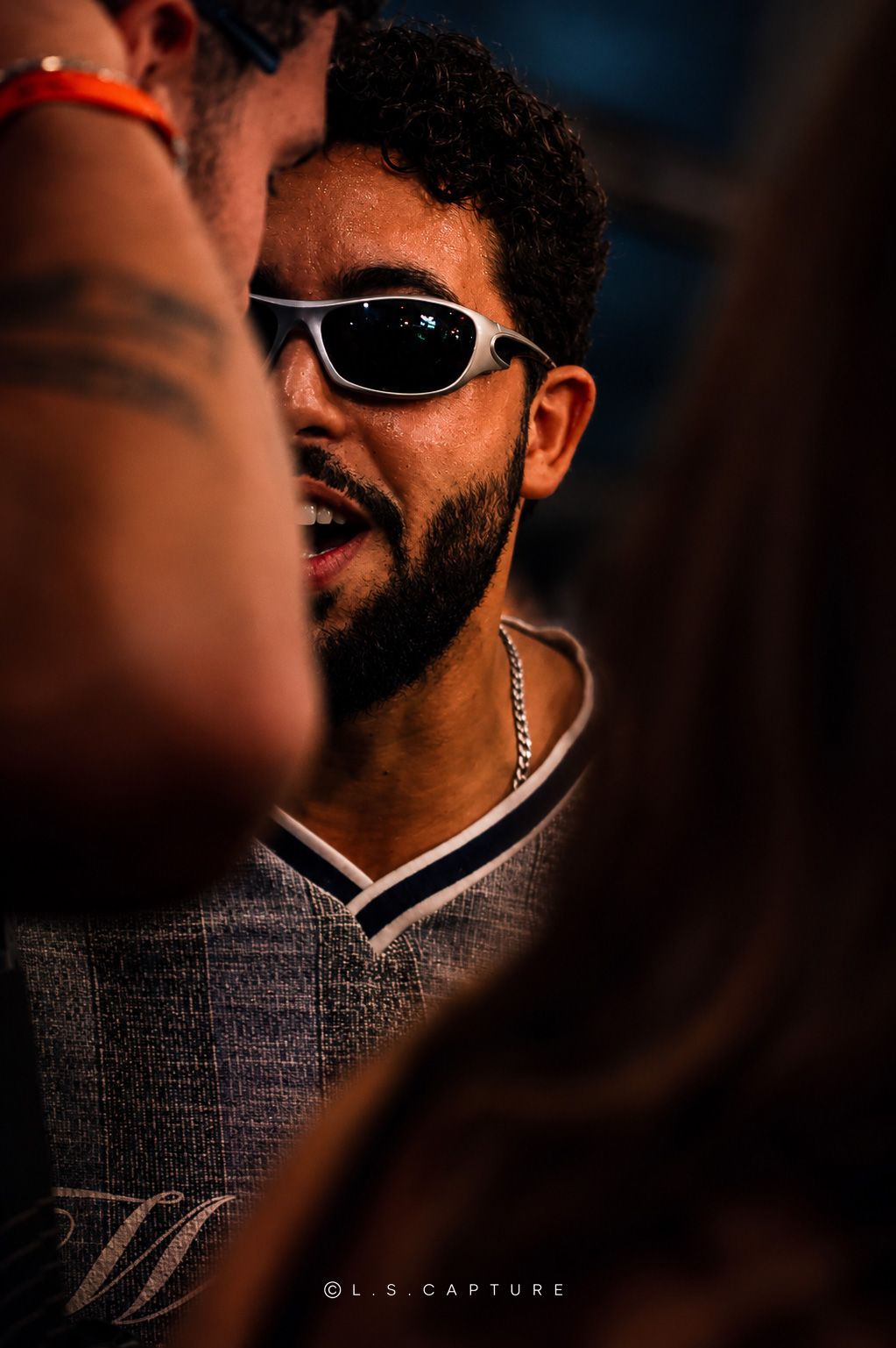 Homme qui regarde un artiste lors d'une fête, kermesse, festival en Wallonie en Belgique