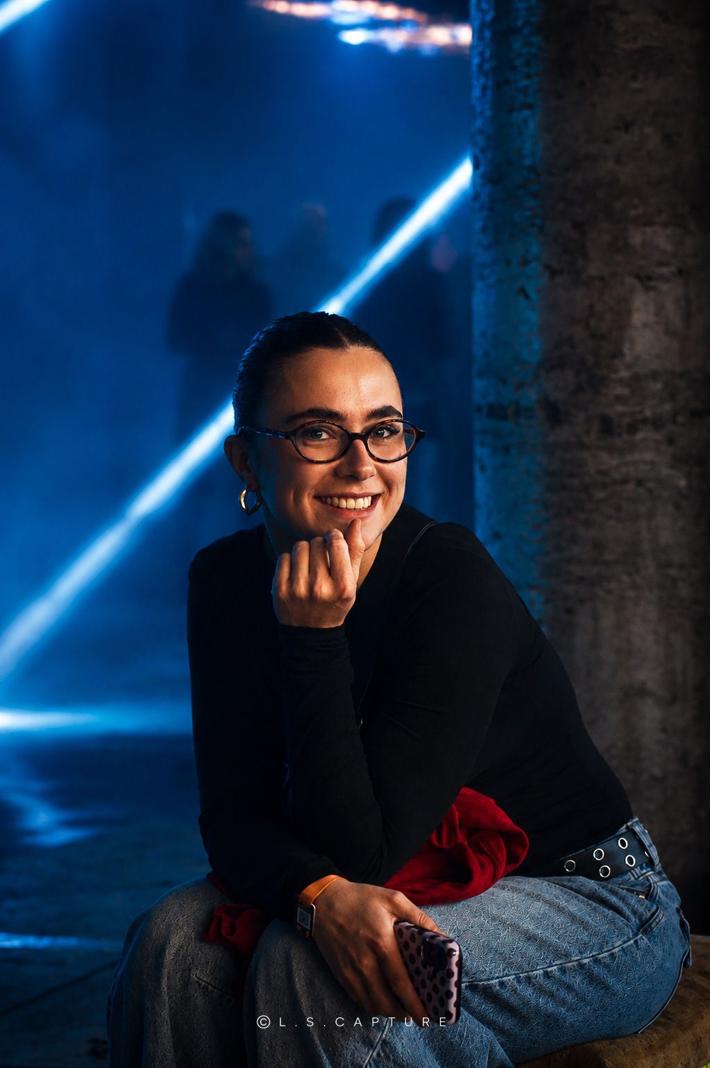 Femme qui s'amuse lors d'un concert, d'une kermesse, d'un festival à Liège en Belgique