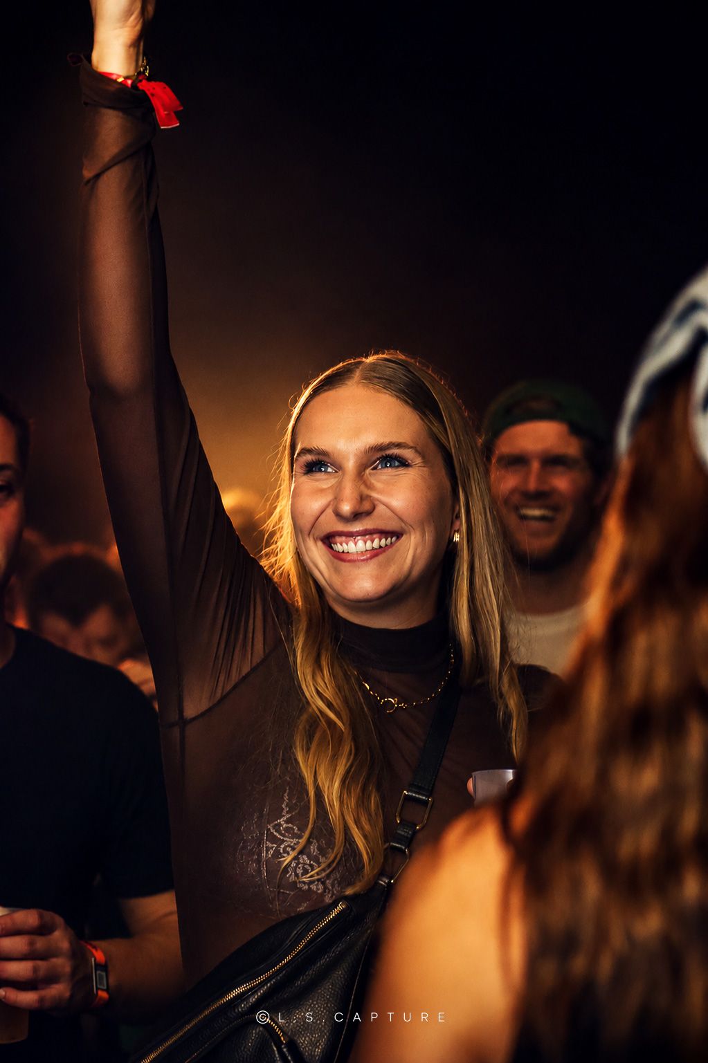 Femme qui s'amuse lors d'un concert, d'une kermesse, d'un festival à Liège en Belgique