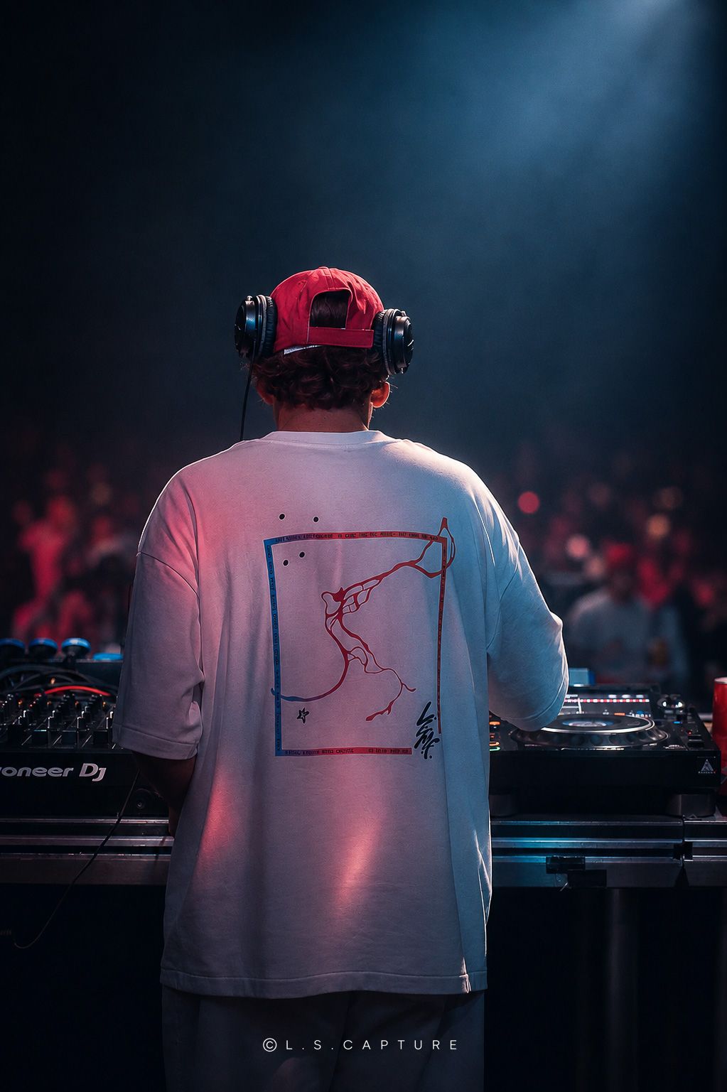 DJ en plein set sur la scène d'un festival à Liège en Belgique