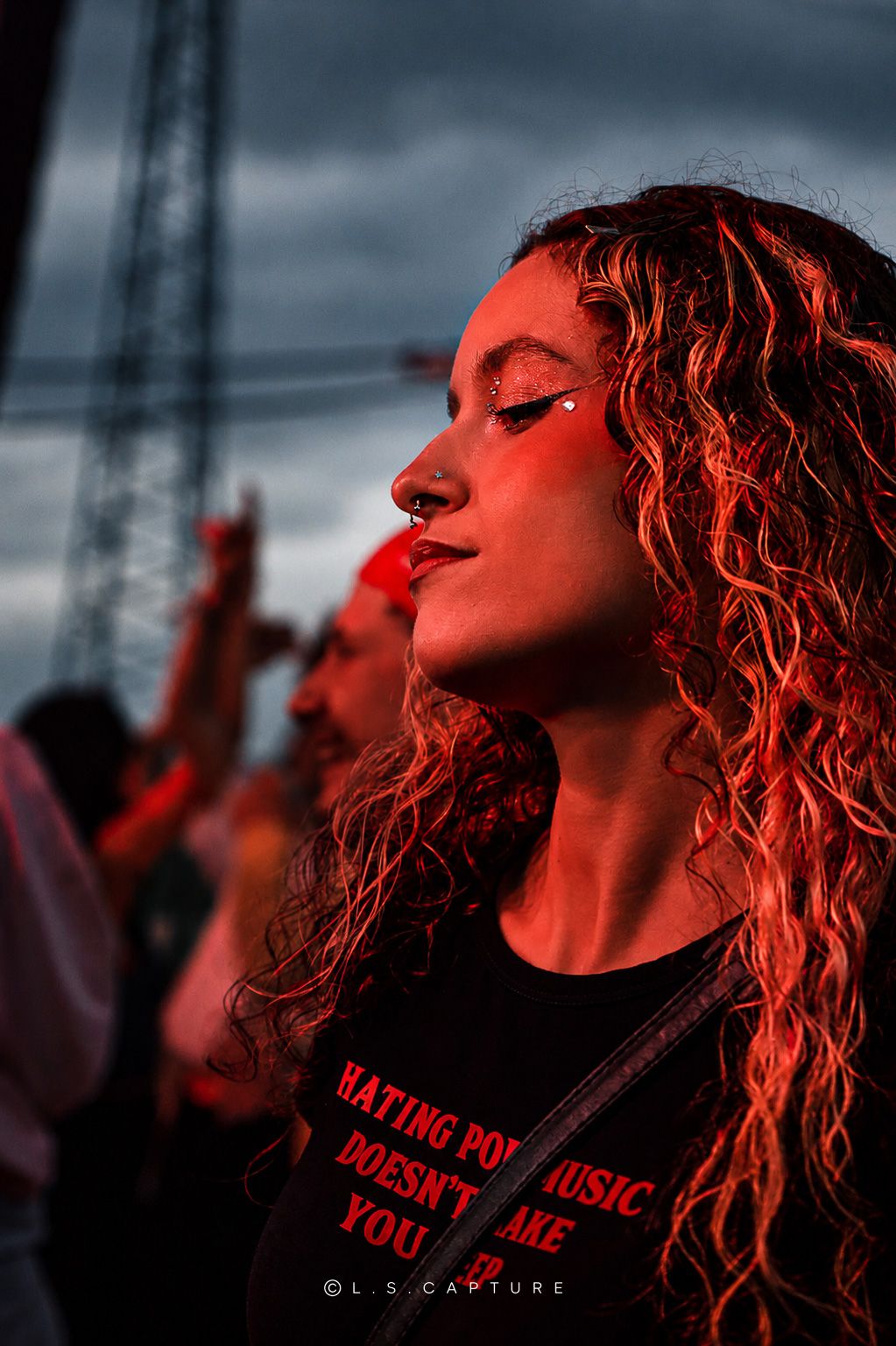 Femme qui s'amuse lors d'un concert, d'une kermesse, d'un festival à Liège en Belgique