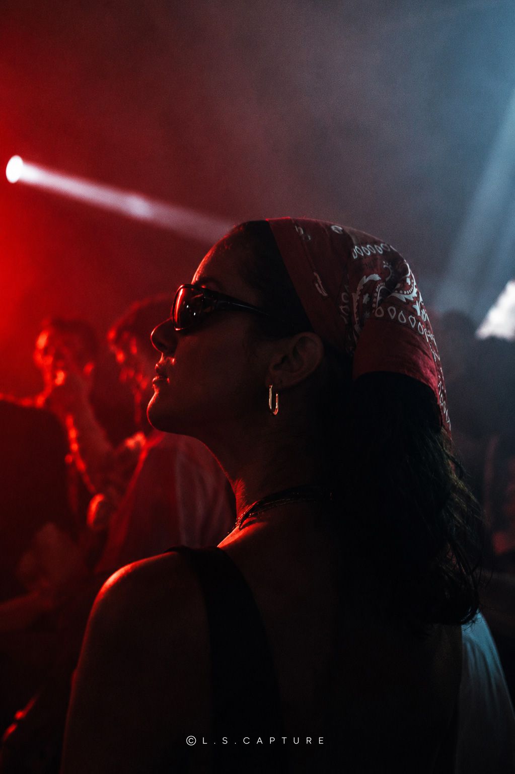Femme qui s'amuse lors d'un concert, d'une kermesse, d'un festival à Liège en Belgique