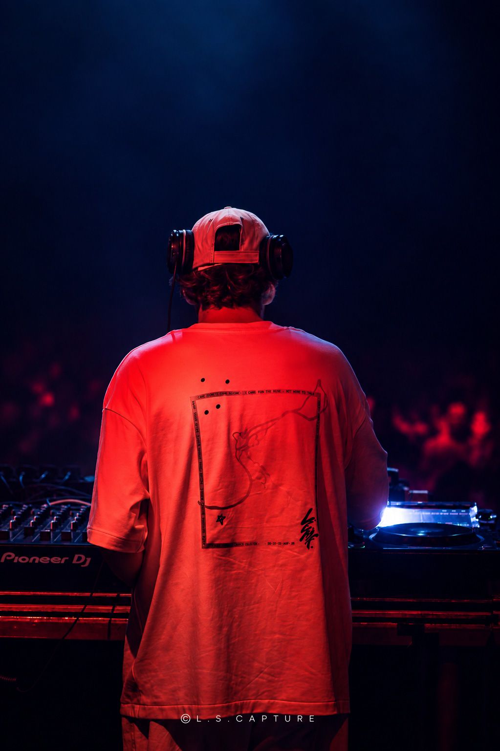 DJ en plein set sur la scène d'un festival à Liège en Belgique