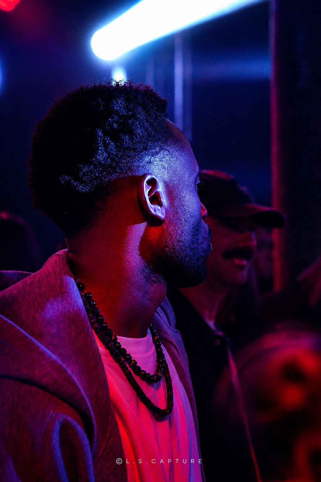 Homme qui regarde un artiste lors d'une fête, kermesse, festival en Wallonie en Belgique