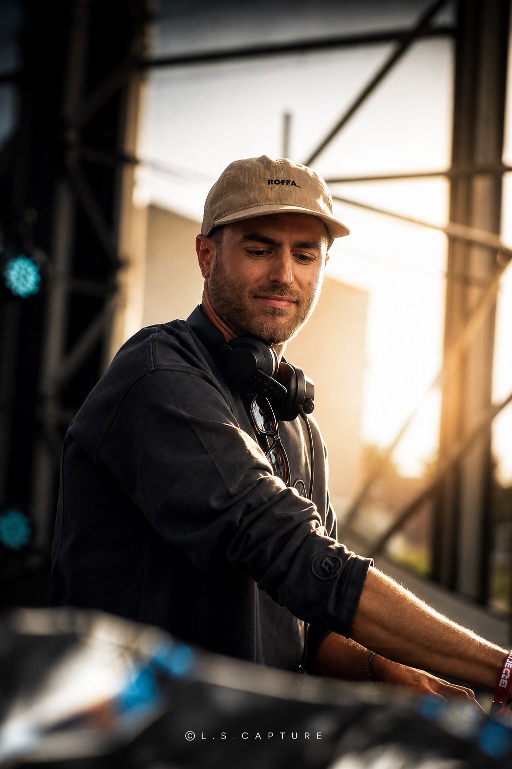 DJ en plein set sur la scène d'un festival à Liège en Belgique