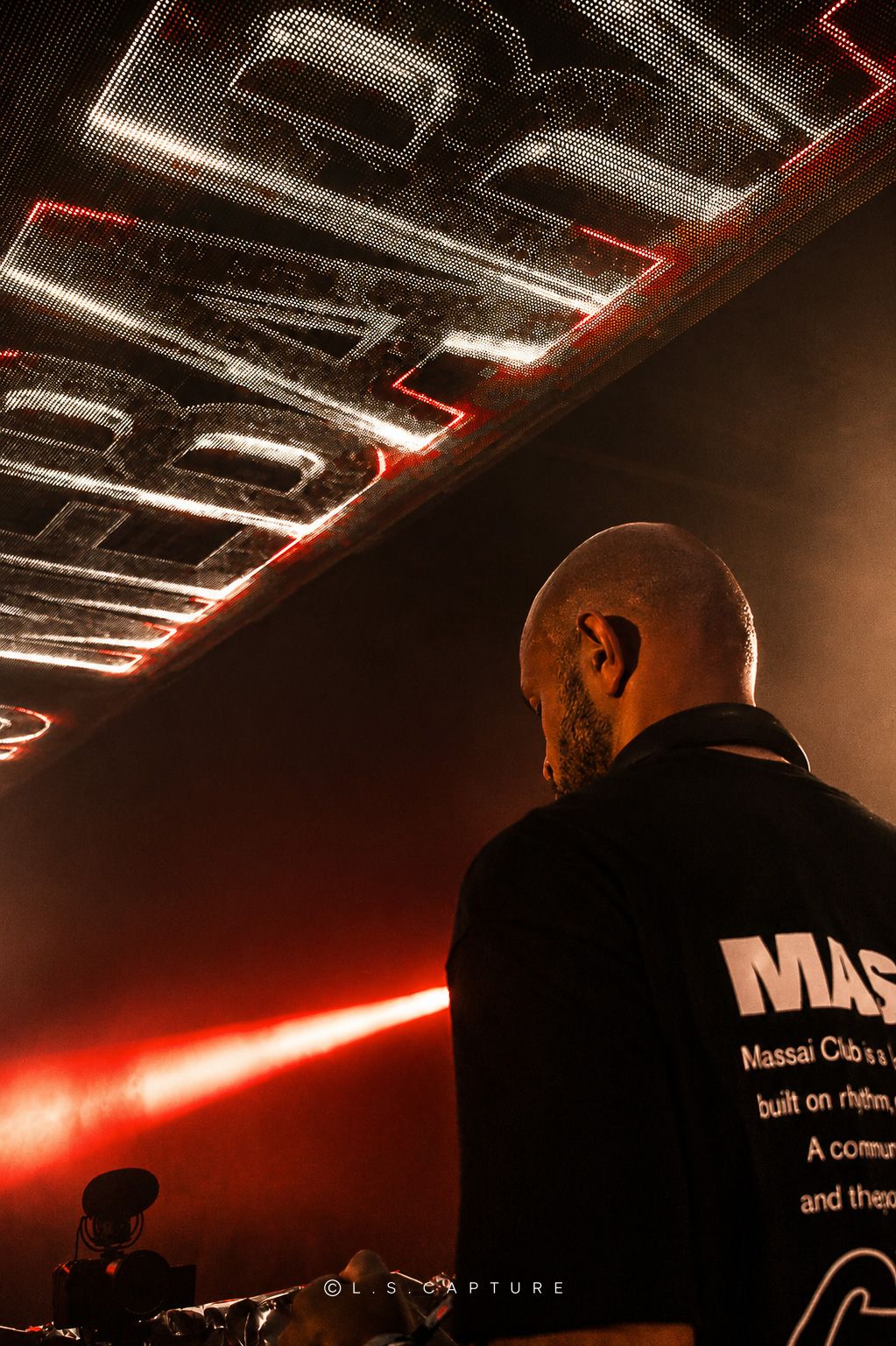 DJ en plein set sur la scène d'un festival à Liège en Belgique