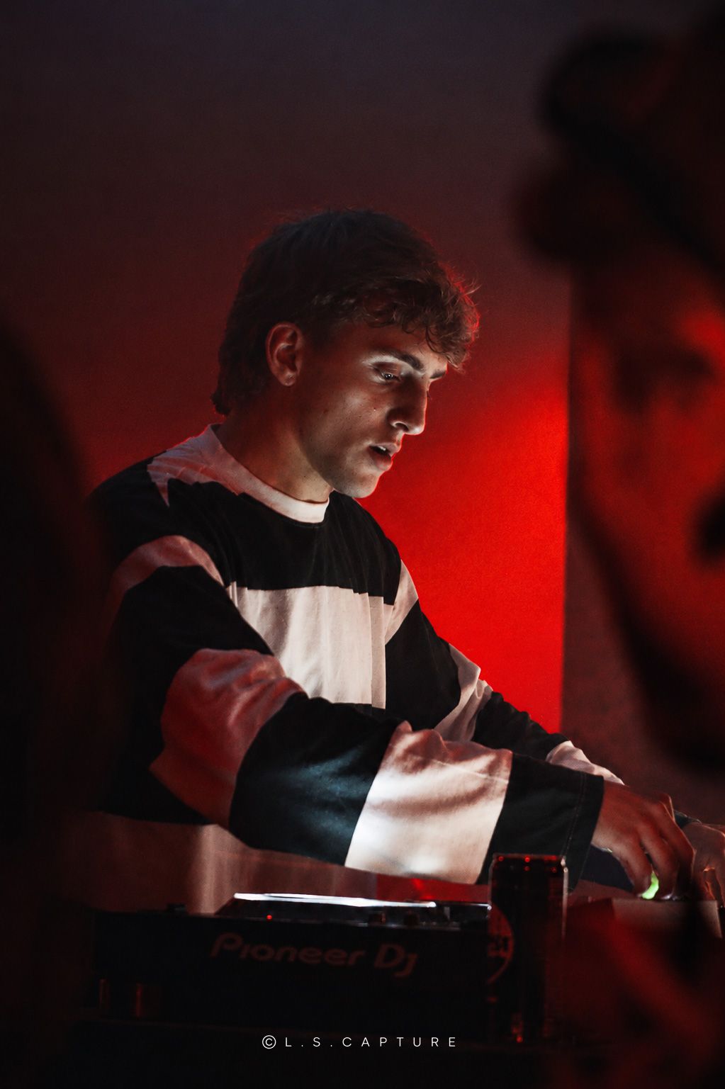DJ en plein set sur la scène d'un festival à Liège en Belgique