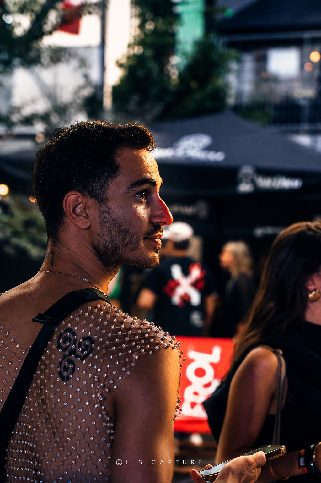 Homme qui regarde un artiste lors d'une fête, kermesse, festival en Wallonie en Belgique