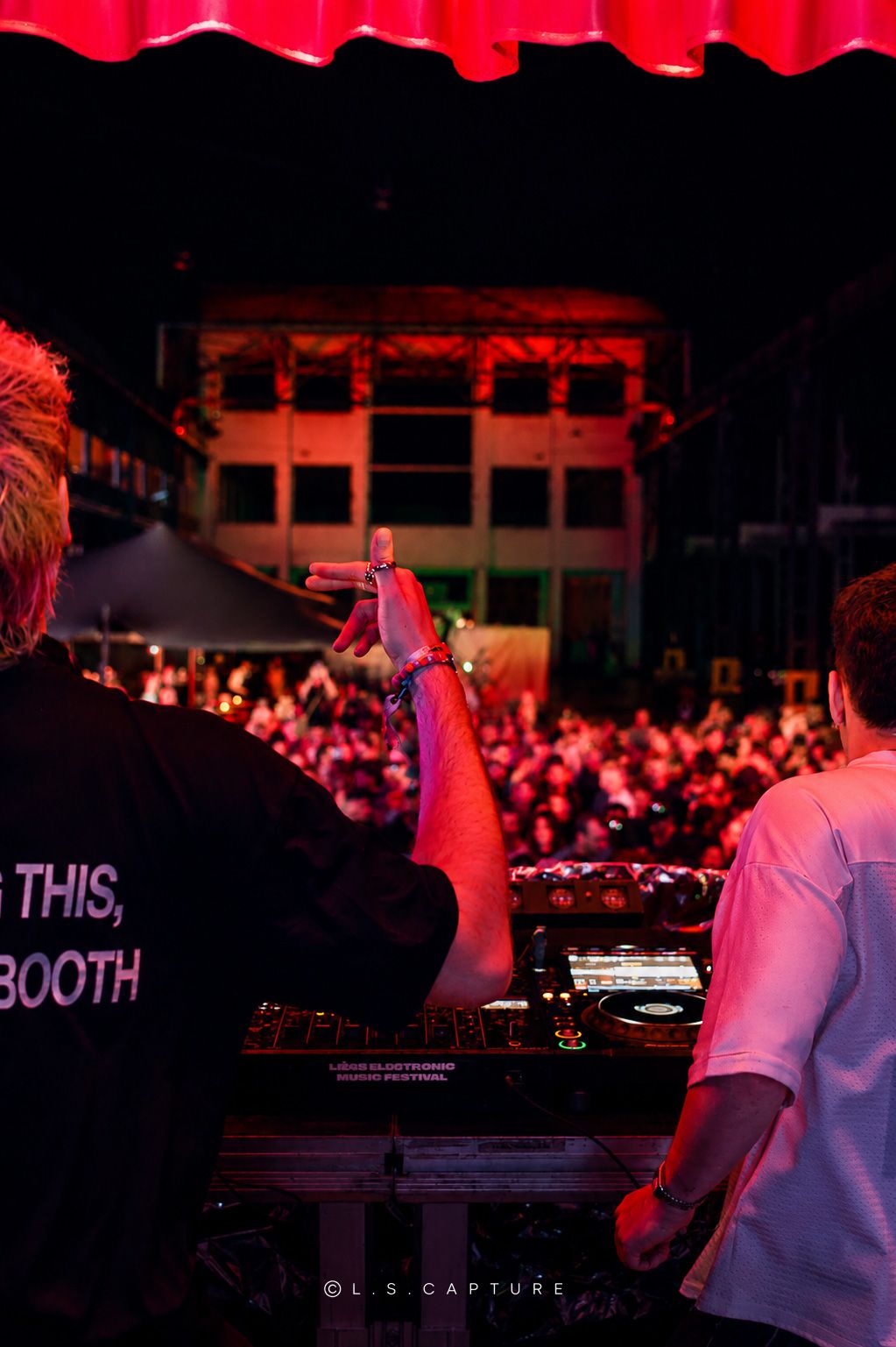 DJ en plein set sur la scène d'un festival à Liège en Belgique