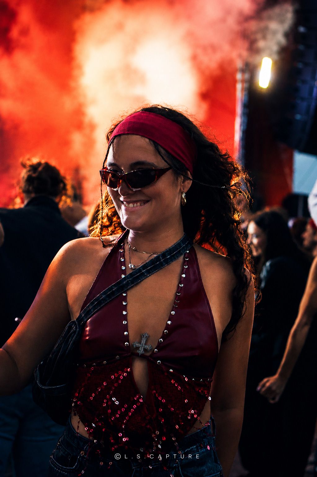 Femme qui s'amuse lors d'un concert, d'une kermesse, d'un festival à Liège en Belgique
