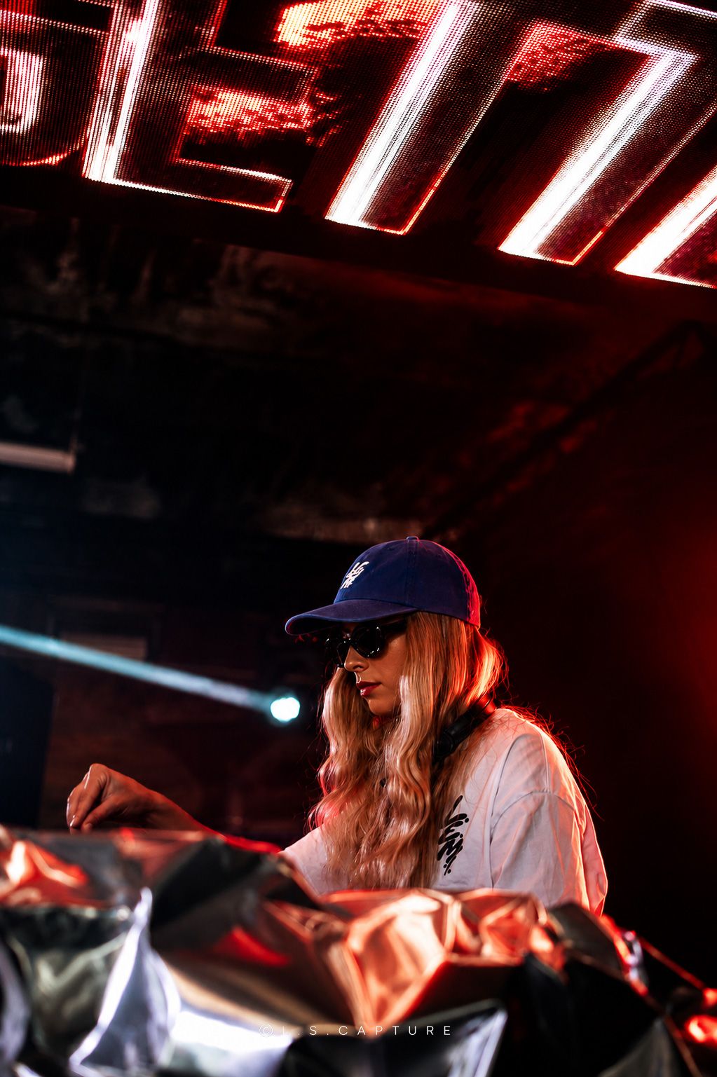 Dj femme en plein set lors d'un festival à Liège en Belgique