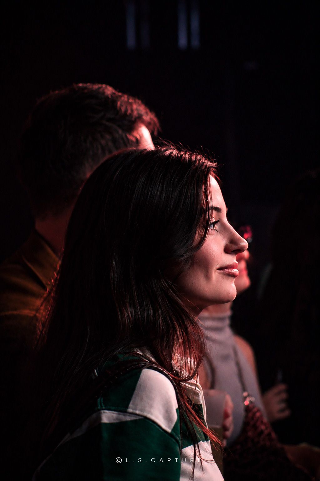 Femme qui s'amuse lors d'un concert, d'une kermesse, d'un festival à Liège en Belgique