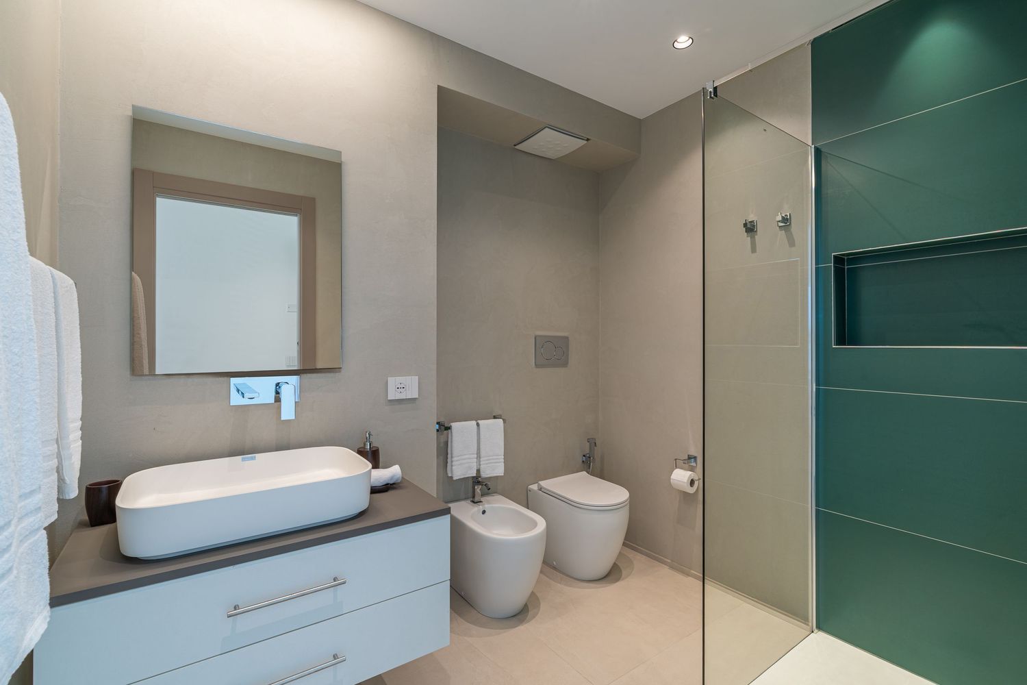 Bagno elegante e raffinato di una villa di lusso, con finiture pregiate e design contemporaneo