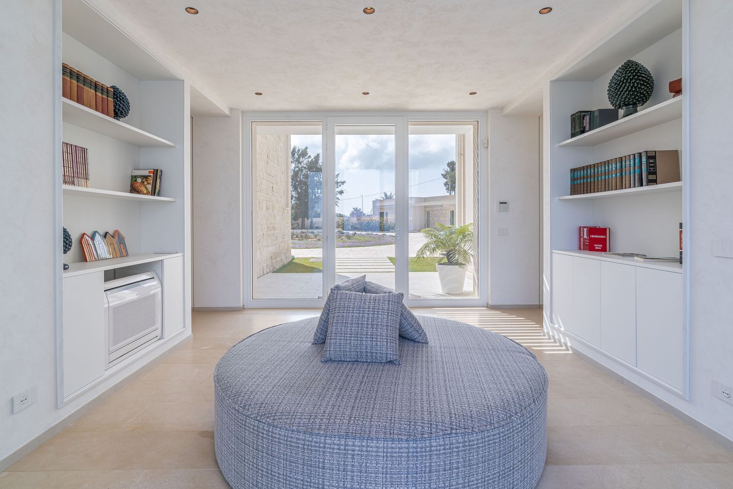 Elegante ambiente interno di una villa di lusso, arredato con gusto e cura dei dettagli