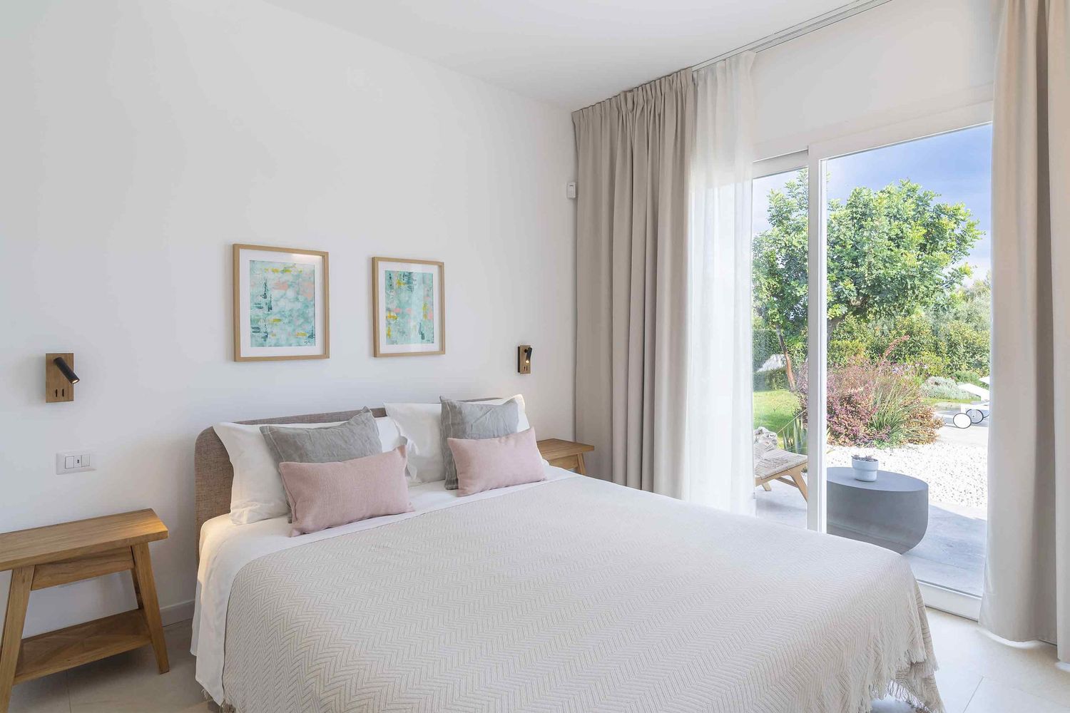 Camera da letto elegante e luminosa di una villa di lusso, con arredi raffinati e luce naturale.