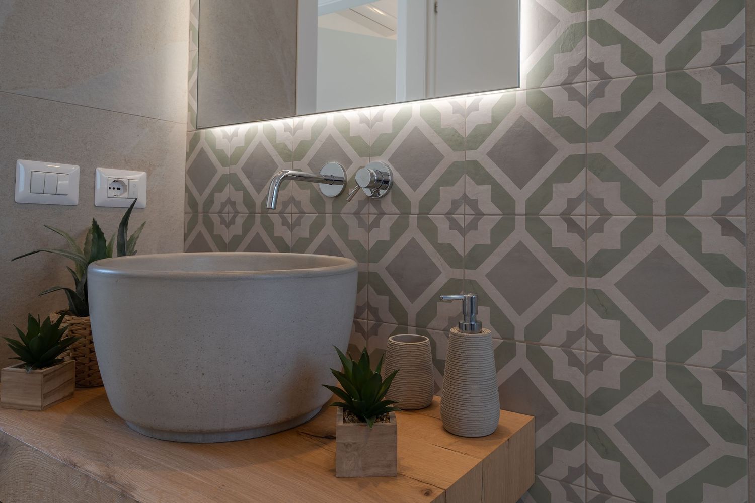 Bagno moderno e sofisticato con materiali di pregio e dettagli curati.