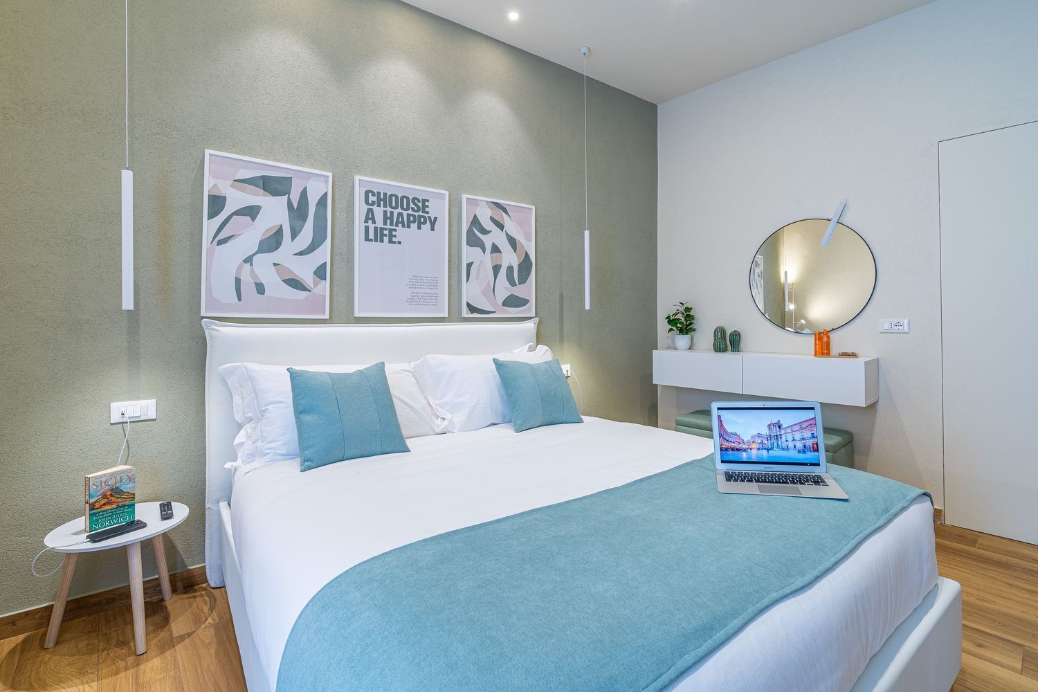Camera da letto moderna e luminosa con dettagli raffinati, tessuti eleganti e arredi di design