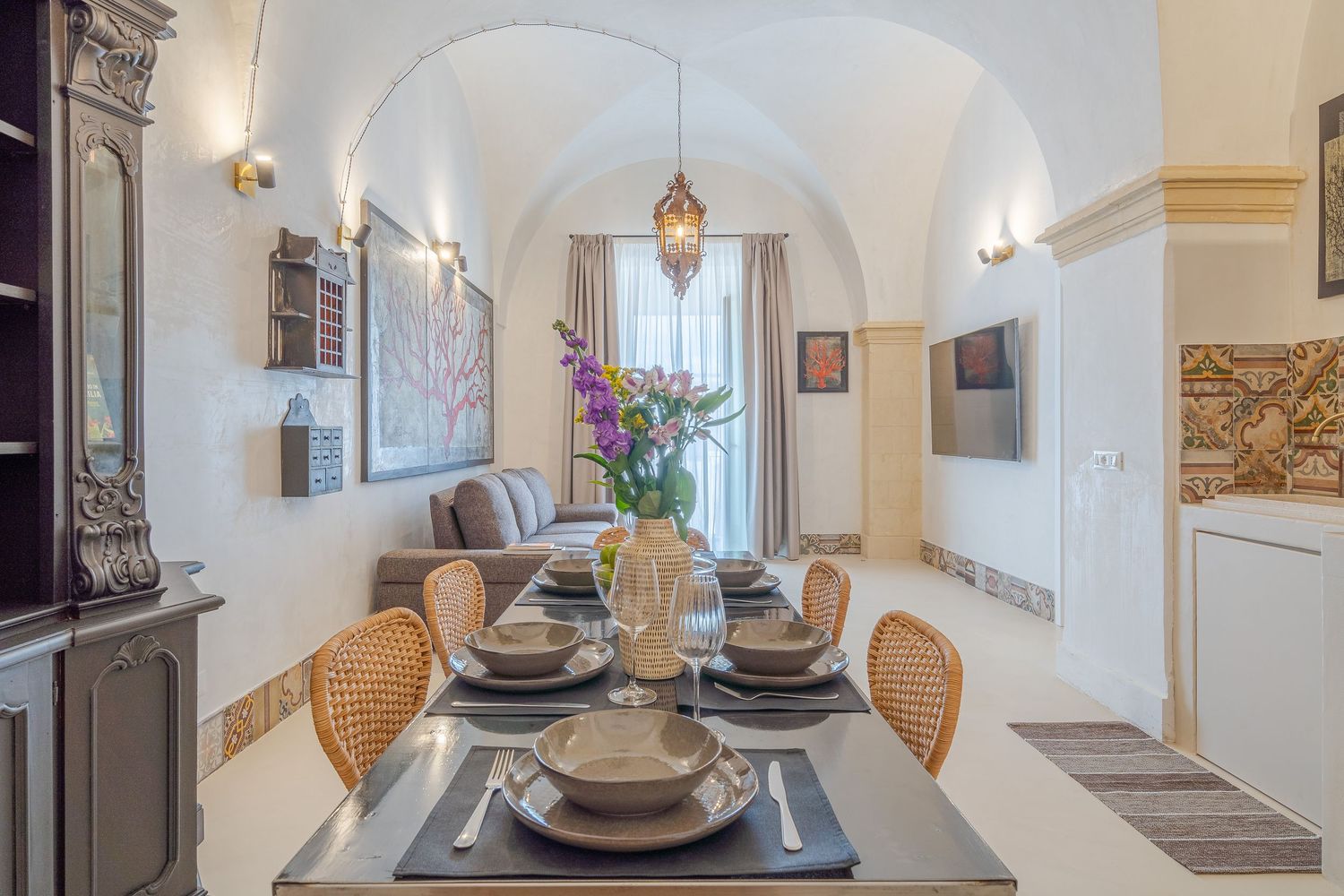 Ambiente luminoso e sofisticato caratterizzato da eleganti arredi e dettagli di design.