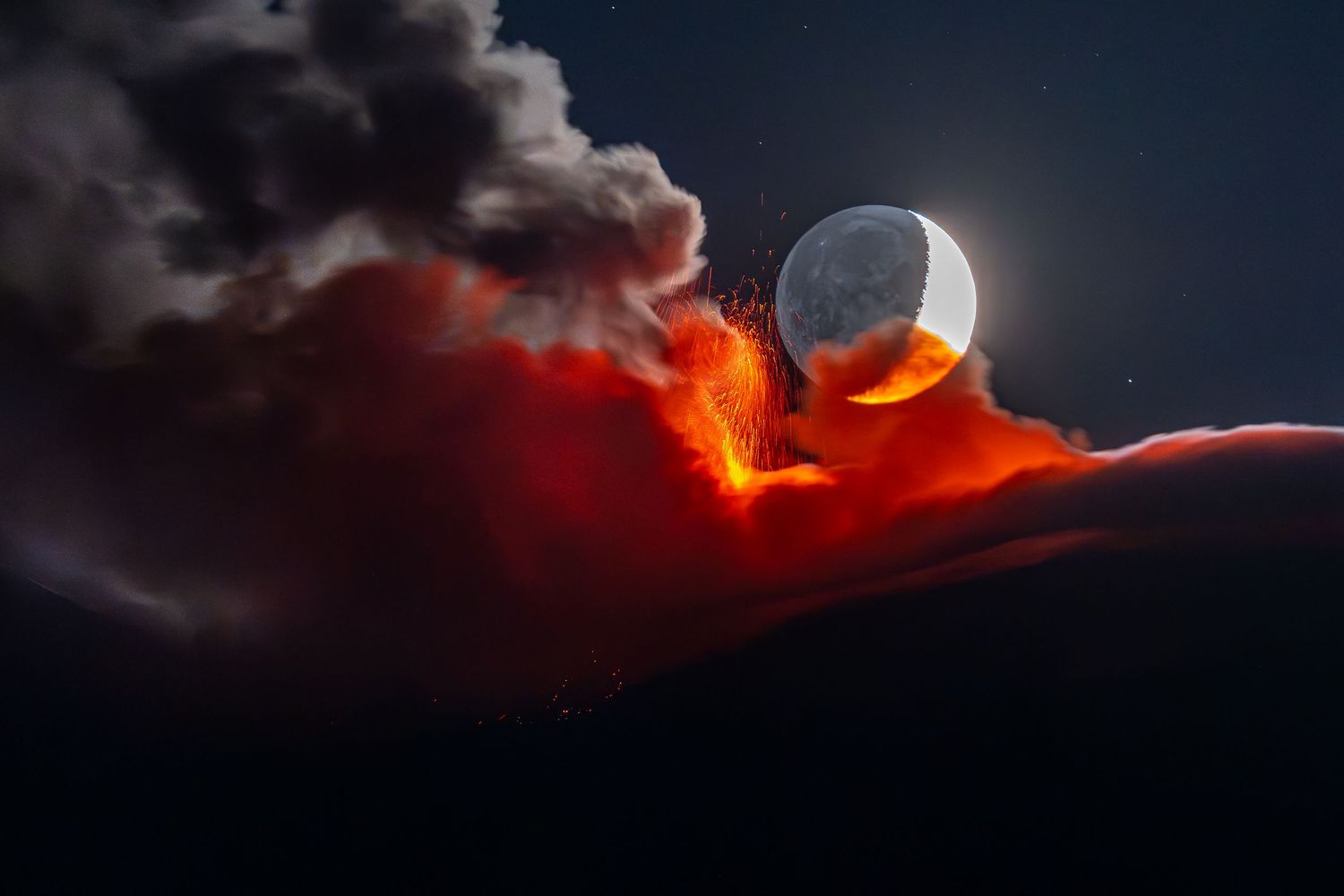 Falcetto di luna - Etna in eruzione