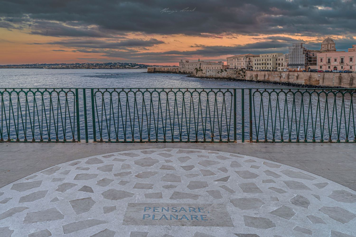 Vista panoramica di Siracusa e della costa siciliana al tramonto