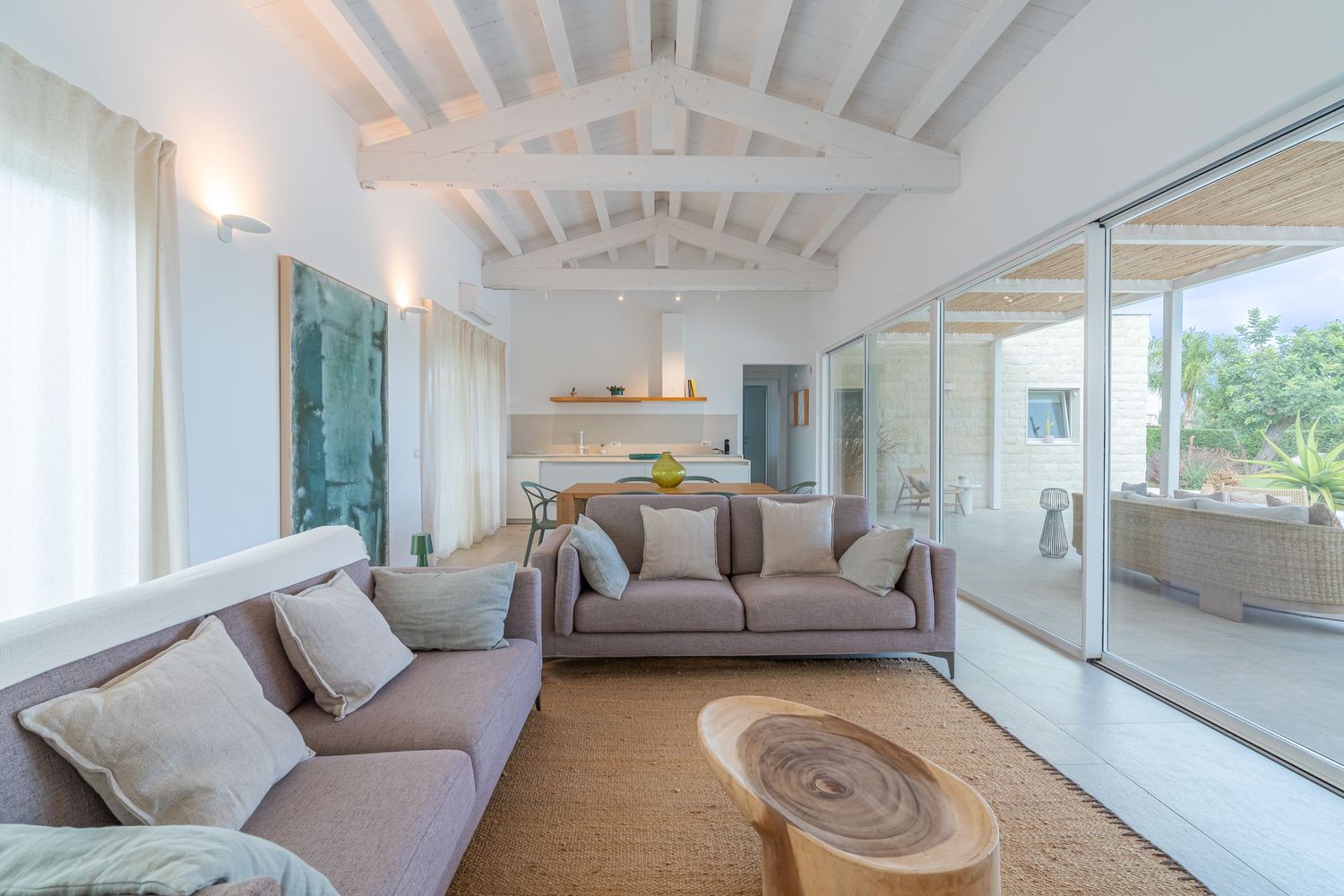 Soggiorno moderno e raffinato di una villa di lusso, caratterizzato da ampi spazi e luce naturale