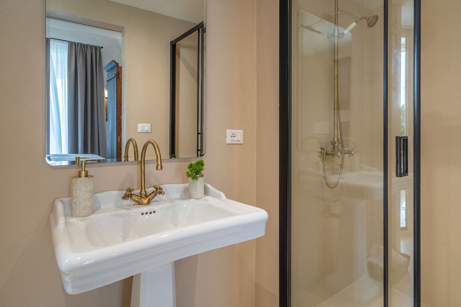Bagno moderno e sofisticato con materiali di pregio e dettagli curati