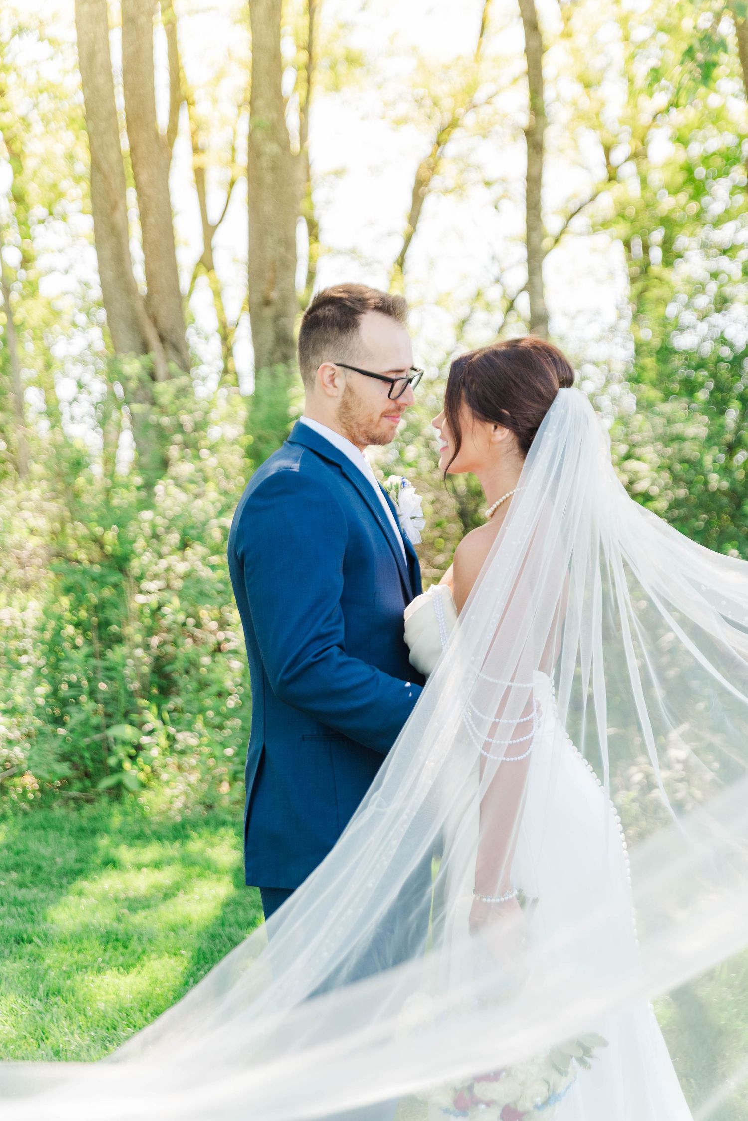 Bride and groom with veil at the Willow in Johnstown, Pennsylvania