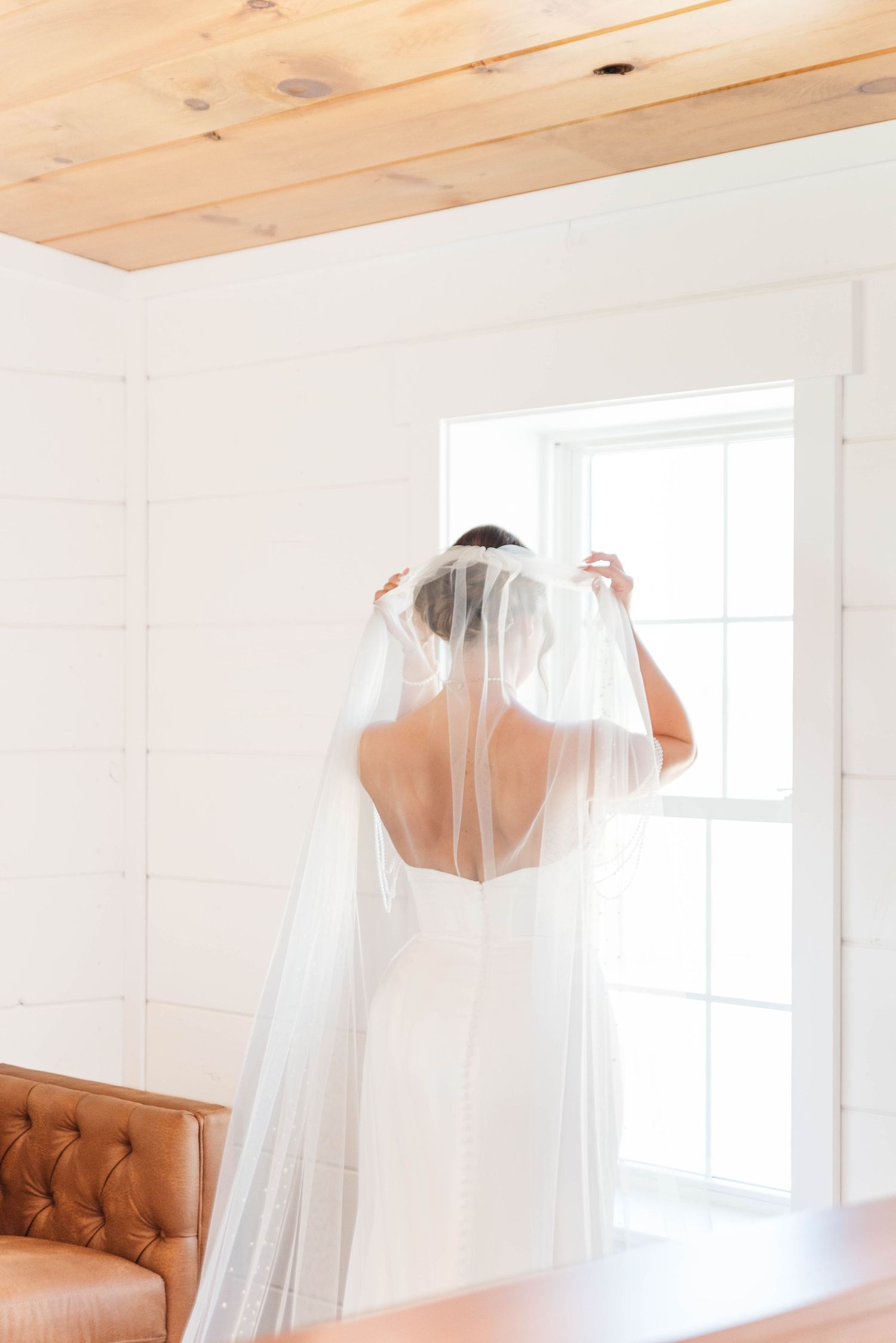 Bride with veil at the Willow in Johnstown, Pennsylvania