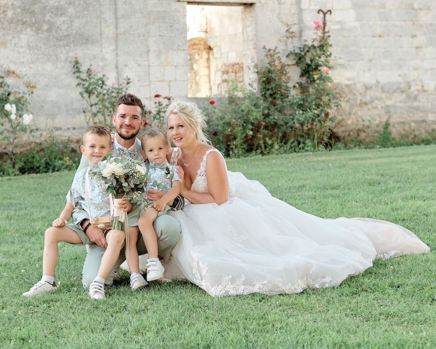 Portrait de famille en extérieur avec deux enfants