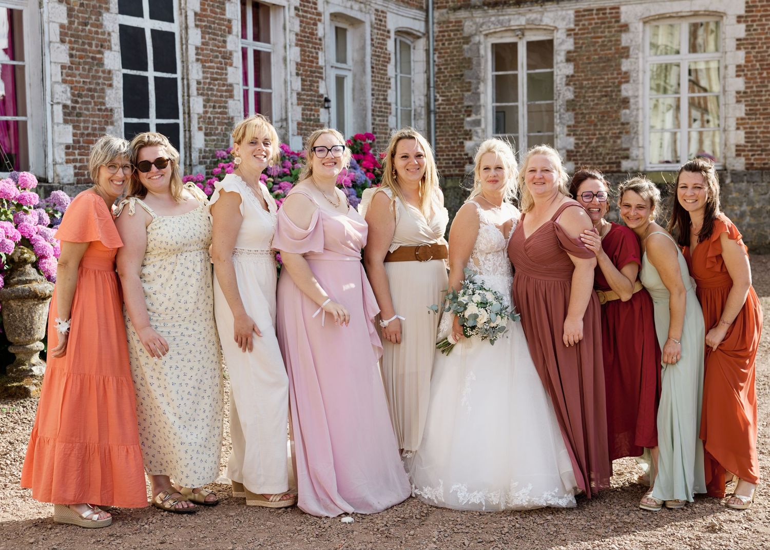 Mariée entourée de ses proches en tenues colorées après la cérémonie