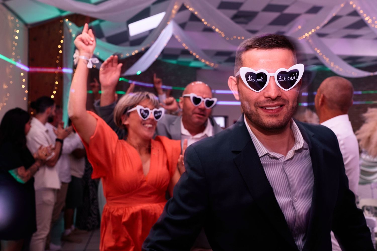 Invités dansant pendant une soirée de mariage festive