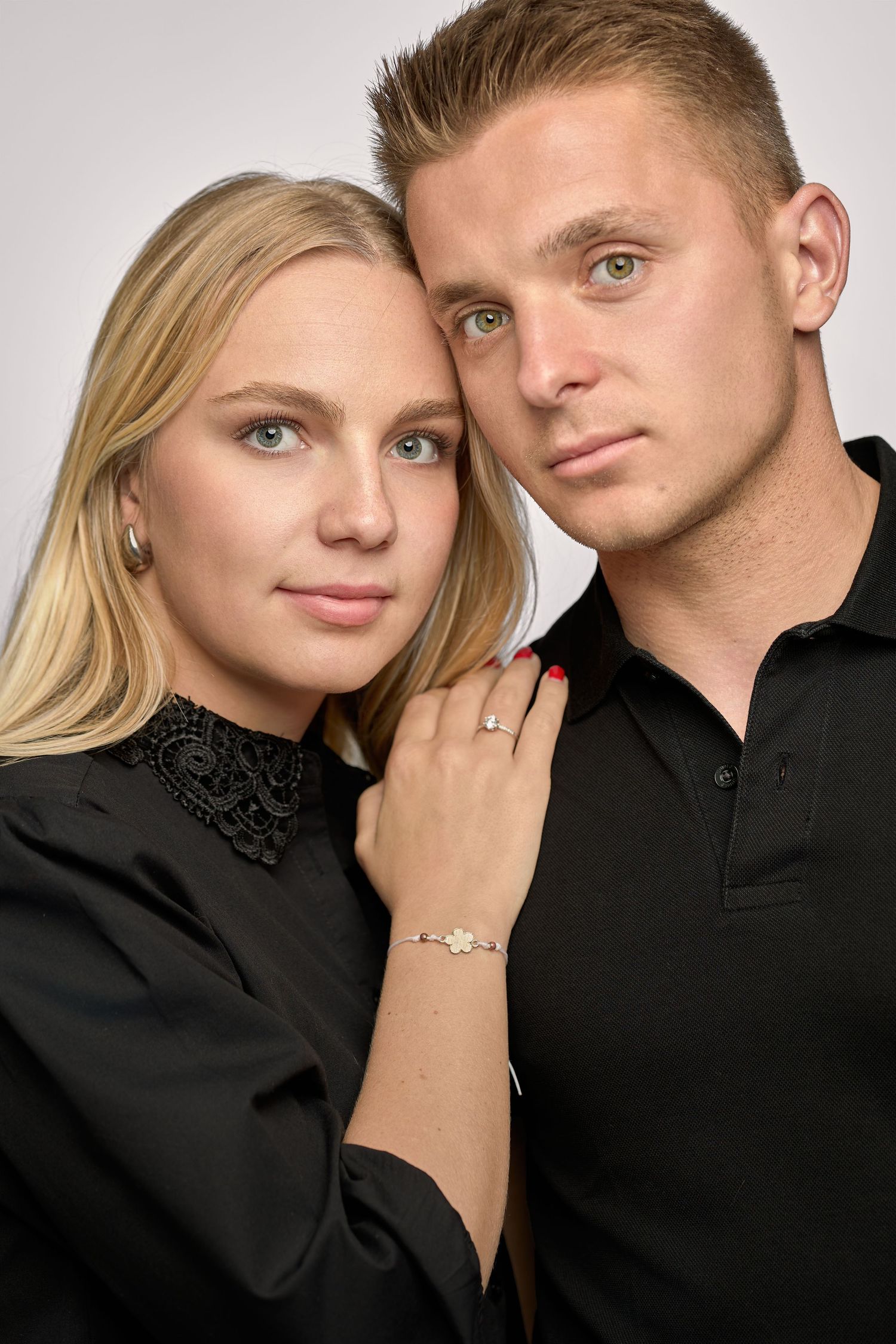 Portrait rapproché d’un couple en studio sur fond clair