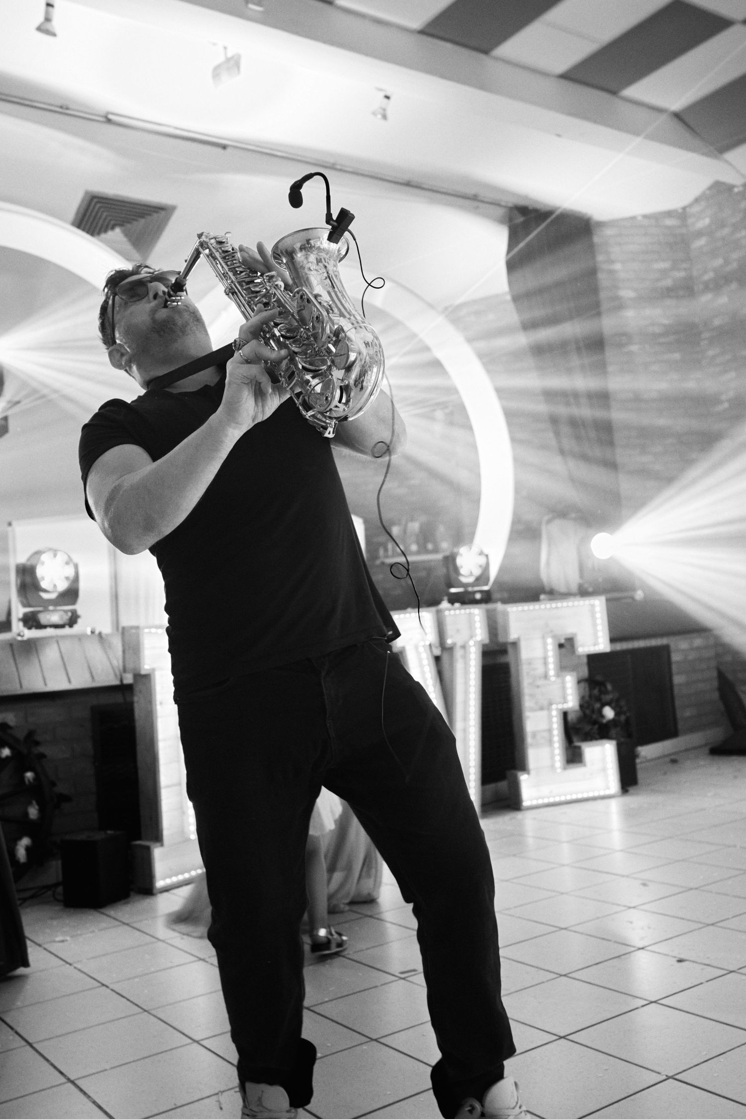 Saxophoniste jouant pendant une soirée de mariage en noir et blanc